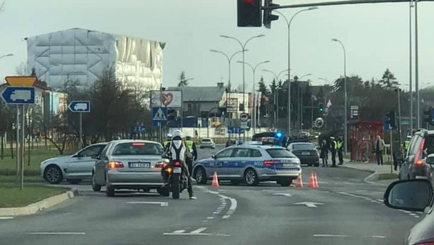 Białystok. Wypadek radiowozu na skrzyżowaniu ul. Miłosza i Branickiego. Policyjne auto zderzyło się z BMW. Ranni policjanci [ZDJĘCIA]