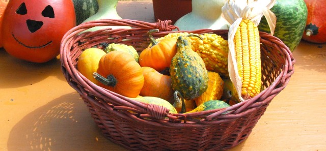 Jesienna dekoracja w koszyku wiklinowymJesienne dekoracje w aranżacji wnętrz