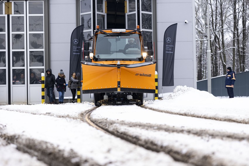 Wielofunkcyjny pojazd Unimog pomaga w walce z zimą