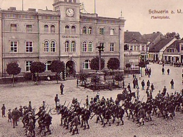Parada żołnierzy niemieckich przed ratuszem w czasie I wojny światowej.