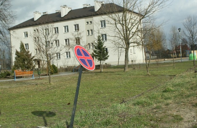 Samochód zjechał z drogi i uderzył w znak drogowy.