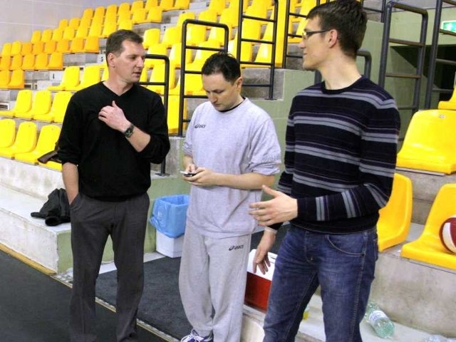 Trener Grzegorz Wagner (z lewej) podczas czwartkowego treningu w Farcie w rozmowie z drugim trenerem drużyny Włochem Nicolą Vettorim (w środku) i wiceprezesem klubu Andrzejem Szczukiewiczem.