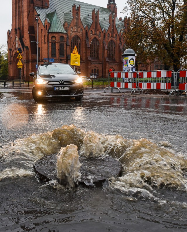 Padający od kilku godzin deszcz spowodował, że wiele ulic w Bydgoszczy zostało zalanych. Powtarza się też sytuacja z niedrożną kanalizacją deszczowa, która nie nadąża z odbieraniem wody. Na placu Kościeleckich wybiła pokrywa od studzienki. >> Najświeższe informacje z regionu, zdjęcia, wideo tylko na www.pomorska.pl 