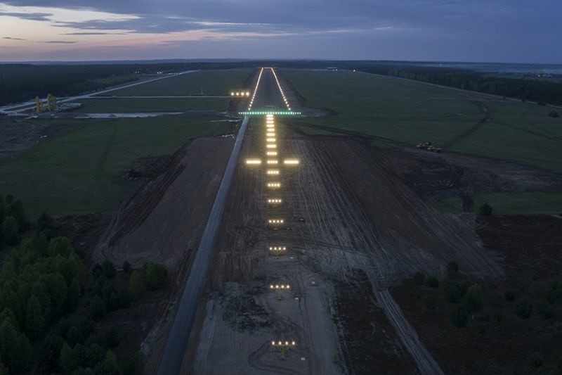 Szymany. Regionalne lotnisko ma już światła nawigacyjne. Finał inwestycji coraz bliżej (zdjęcia)