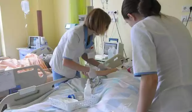 Podwyżki dla pielęgniarek od września 2018 roku zachęciły do pracy? W  Łódzkiem więcej zgłoszeń do pracy w zawodzie pielęgniarki i położnej |  Dziennik Łódzki