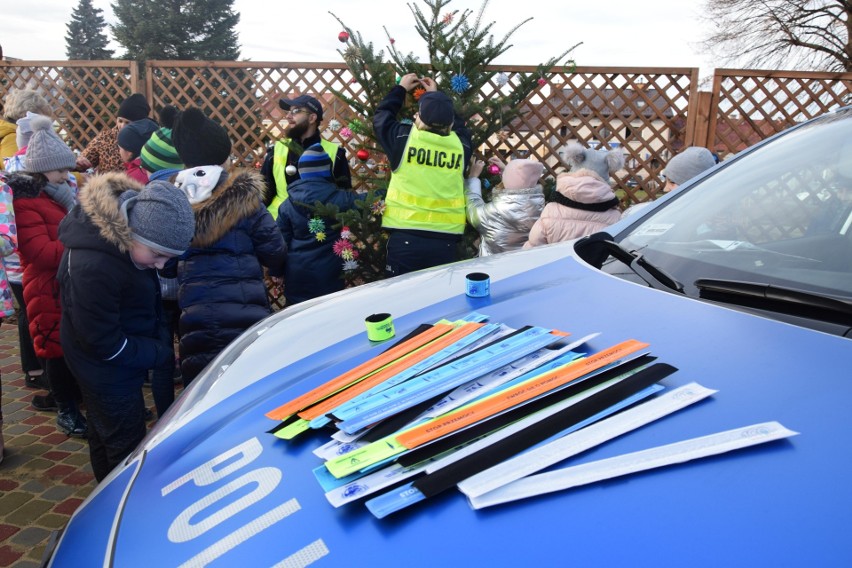 W Głogowie Małopolskim stanęła choinka ubrana w odblaski. Każdy może zerwać dla siebie odblask [FOTO, WIDEO]