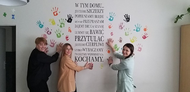 Od lewej dyrektorka domów dziecka w Rzeszowie  Małgorzata Bąk i panie z rodzin wspierających -Ewelina Jurzysta i Katarzyna Socha.