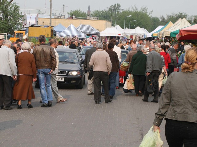 Mimo apeli, by nie blokować ruchu na ulicy Rodziny Winczewskich i choć kierowcy maja tu prawo jechać z prędkością 50 kilometrów na godzinę, to nadal przy tej ulicy odbywa się w najlepsze handel.