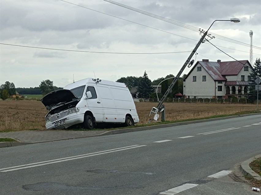 Wypadek w Rzekuniu. Mercedes wjechał w latarnię na DW 627. Jazdę zakończył w przydrożnym rowie 6.10.2022