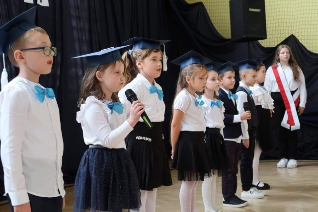 Uczniowie klasy I Publicznej Szkoły Podstawowej w Janiku podczas uroczystości Ślubowania, która  odbyła się 19 października.