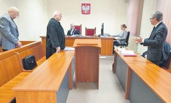 Proces oskarżonego przedsiębiorcy (z lewej) rozpoczął się od dość zaskakującej próby jego byłego już obrońcy namówienia zwaśnionych strondo pojednania. Z prawej burmistrz Darłowa Arkadiusz Klimowicz &#8211;świadek i oskarżyciel posiłkowy.
