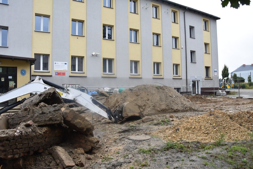 Plac przed szkołą w Rybniku Chwałowicach to plac budowy. A już 1 września rozpoczęcie roku szkolnego