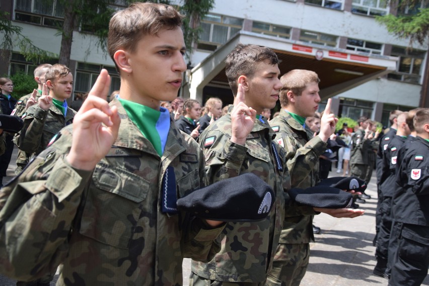 Ślubowanie składało prawie stu uczniów klas pierwszych.