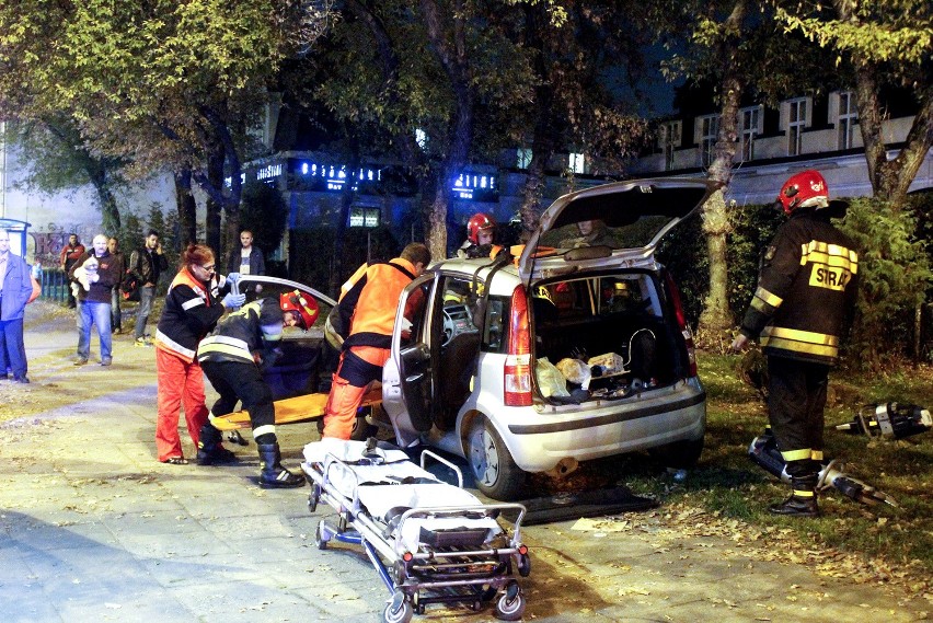 Wypadek na Gdańskiej. Wjechała na skrzyżowanie na czerwonym. 2 osoby poszkodowane [ZDJĘCIA+FILM]