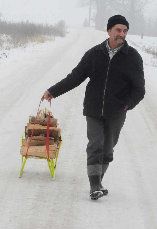 Na zaśnieżonych drogach ludzie radzą sobie wożąc drewno na opał saniami. - Zdaję sobie sprawę, że nie wszystkie drogi można odśnieżyć - mówi Tadeusz Kominek z Przecławia.