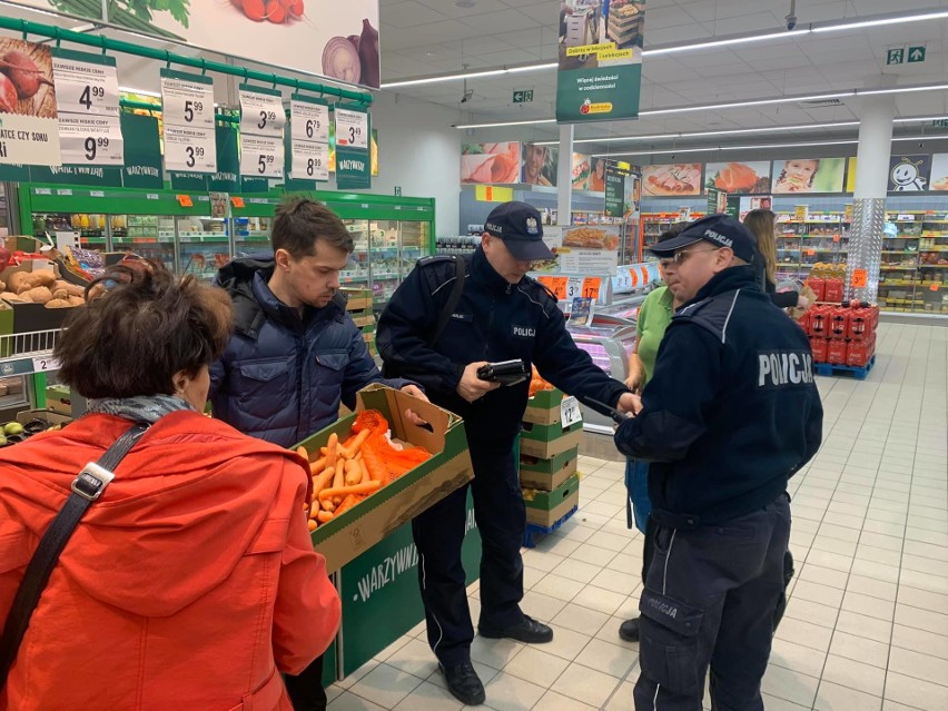 Zdjęcie w piątkowej interwencji policji w jednym ze sklepów...