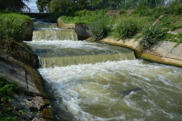 Kaskada na kanale odprowadzającym wodę z Sanu użytą do chłodzenia turbin w elektrociepłowni – ta woda trafi do nowej strefy gospodarczej