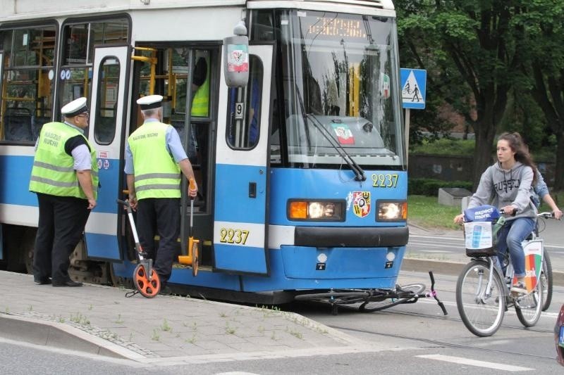 Wrocław: Wypadek rowerzysty przy moście Grunwaldzkim. Wjechał na czerwonym? (ZDJĘCIA)