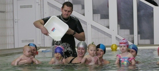 W szkole Aqua Champion uczą się pływać już niemowlęta. 