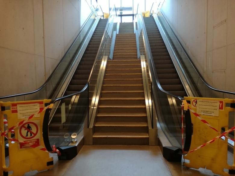 To schody na peron na dworcu w Katowicach. One działają....
