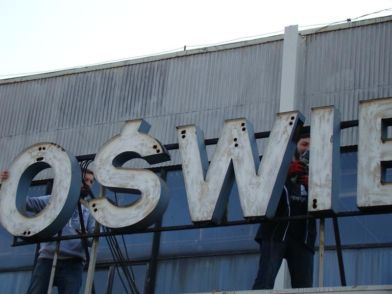 Oświęcim. Ze starego budynku dworca kolejowego zniknął napis "Oświęcim". To symboliczny początek rozbiórki tego zabytkowego obiektu