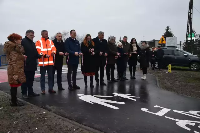 Wstęgę na ścieżce pieszo - rowerowej w Mokrem w gm. Grudziądz przecinali: ministrowie, posłowie, samorządowcy, sołtysi, urzędnicy