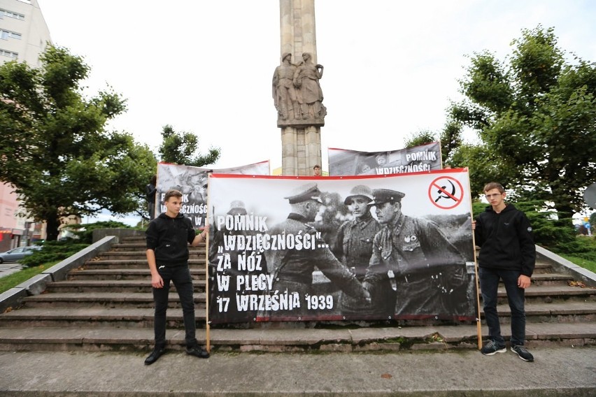 W 76. rocznicę agresji radzieckiej na Polskę. "Zlikwidować posowieckie pomniki!" [wideo]