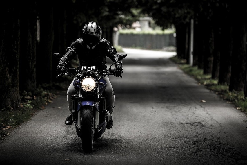 W Tarnobrzegu motocyklista pruł z prędkością 195 km/h. Został ukarany trzema mandatami w wysokości 3600 zł