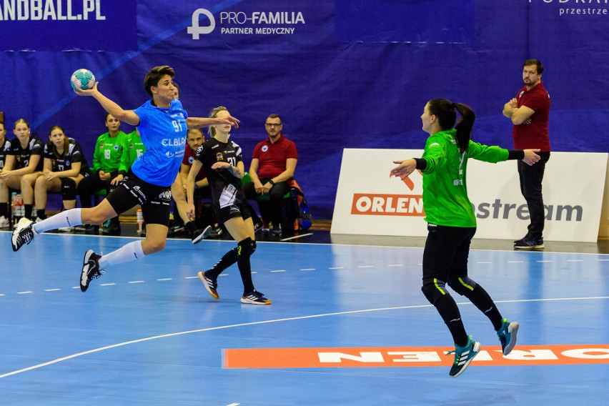 Handball JKS Jarosław (czarne stroje) przegrał z ekipa z...
