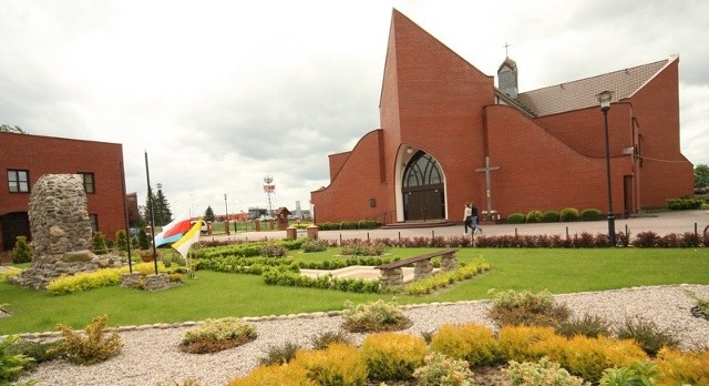 Dzięki zaangażowaniu wiernych kościół św. Józefa otacza piękny ogród. 