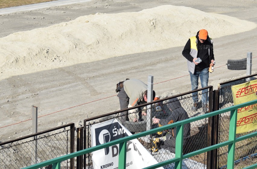 Trwa uzupełnianie nawierzchni toru żużlowego i remont bandy...