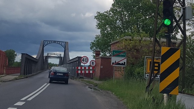 Remont mostu na Odrze w Ścinawie.
