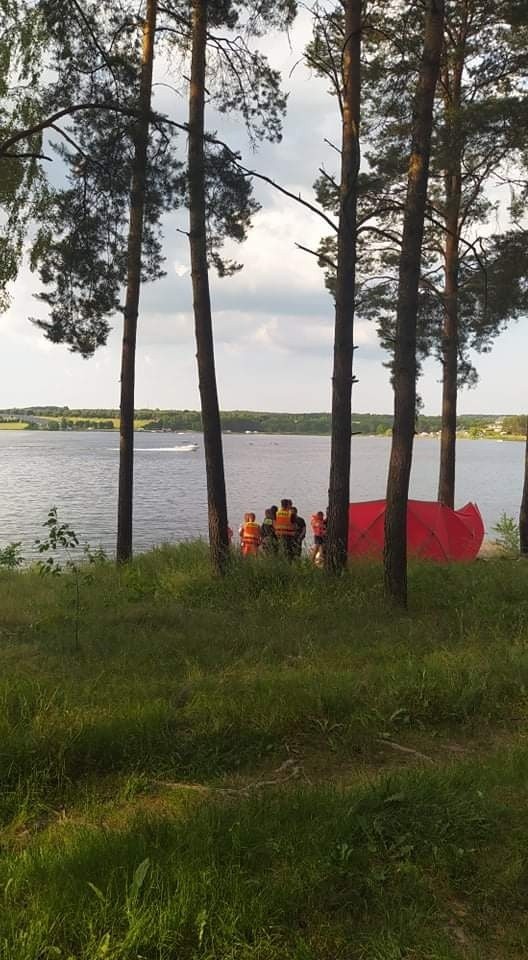 Młody mężczyzna tonął w zalewie w Chańczy. Reanimacja trwała ponad godzinę, 21- latek zmarł w nocy w szpitalu