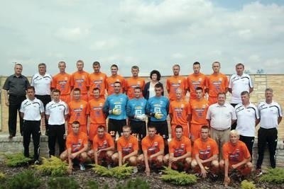 W górnym rzędzie, od lewej: Krzysztof Witkowski (właściciel klubu), Dusan Radolsky (trener), Dalibor Pleva, Dariusz Jarecki, Łukasz Kowalski, Dawid Kubowicz, Arkadiusz Baran, Danuta Witkowska (prezes), Łukasz Szczoczarz, Piotr Trafarski, Jan Cios, Krzysztof Kozik (kierownik drużyny). W środkowym rzędzie: Piotr Wrześniak (trener bramkarzy), Błażej Janik (fizjoterapeuta), Piotr Ceglarz, Krzysztof Lipecki, Sebastian Nowak, Maciej Budka, Maciej Pochroń, Jakub Czerwiński, Szymon Martuś, Tadeusz Broda (wiceprezes), Jan Pochroń (II trener), Mariusz Mucharski (asystent trenerów). W dolnym rzędzie: Emil Drozdowicz, Dariusz Pawlusiński, Tomasz Metz, Marcin Szałęga, Jakub Biskup, Karol Piątek, Andrzej Rybski. FOT. GRZEGORZ GOLEC