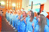 W Międzynarodowym Dniu Pielęgniarki i Położnej studenci I roku pielęgniarstwa na PWSZ w Nysie otrzymali pierwszy symbol zawodu