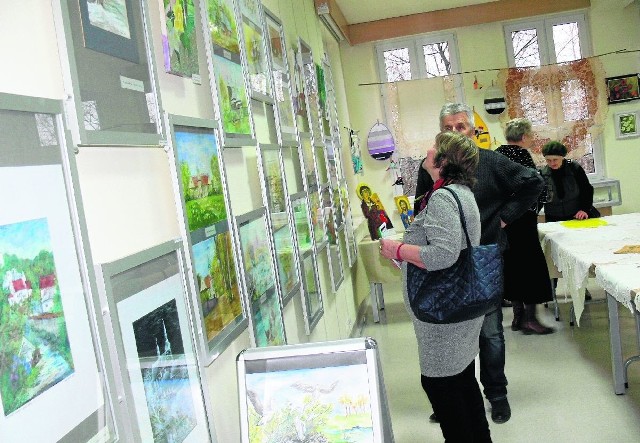 Prace 34 nauczycieli z Tarnobrzega i powiatu zaprezentowano oficjalnie w środę na I Powiatowym Wernisażu Prac Plastycznych.