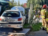 Wypadek z udziałem dwóch samochodów osobowych w Żabnie. Kierowca "ściął murek"