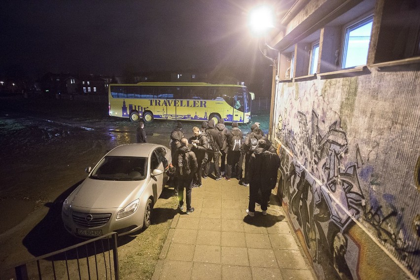 Autobus drużyny z Sopotu ugrzązł w błocie [zdjęcia, wideo]