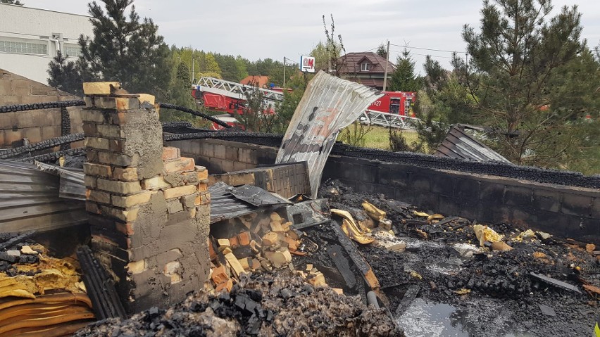 Pożar zakładu produkującego materace Ammat w Grabówce. Jedna osoba poważnie poparzona. Straty to 1,5 mln zł (zdjęcia)
