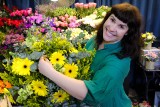 Te życzenia wyślij na Dzień Kobiet. Jak napisać życzenia dla pań (SMS, zabawny wierszyk)? Skopiuj i wyślij jej 8 marca. Jakie kupić kwiaty?