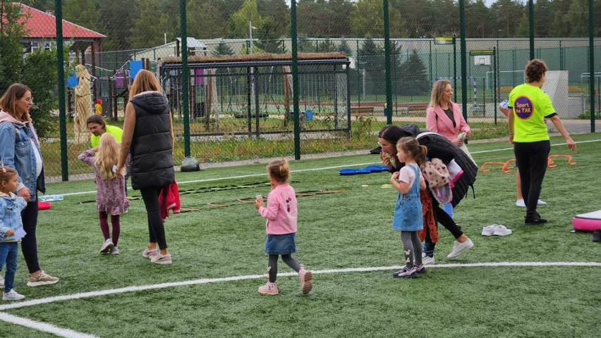 Piknik sportowy dla dzieci w Kadzidle. 1.10.2023 zorganizowano grę terenową, konkurencje sportowe, gry i zabawy