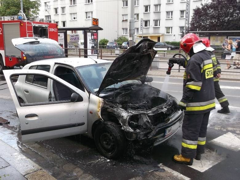 Wrocław: Auto w płomieniach na skrzyżowaniu Pomorskiej i Dubois (FILM, ZDJĘCIA)