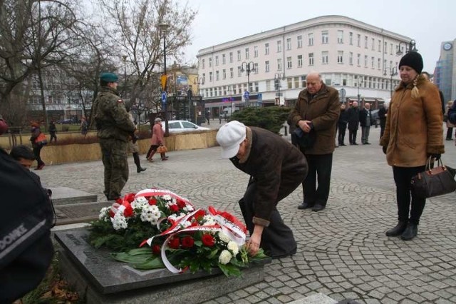 Pod pomnikiem Bojownikom o Polskość Śląska Opolskiego kwiaty złożyli przedstawiciele władz miasta, organizacji społecznych oraz potomkowie Rodłaków.