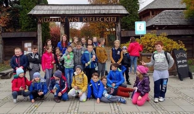 Pod koniec października dzieci pojechały na wycieczkę do Muzeum Wsi Kieleckiej w Tokarni.