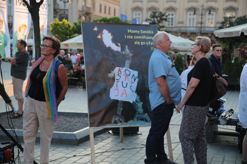 Na krakowskim Rynku znów zapłonęło światełko dla sądów [ZDJĘCIA]