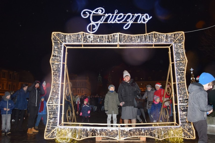 Świąteczna iluminacja w Gnieźnie. W tle ramki mamy katedrę