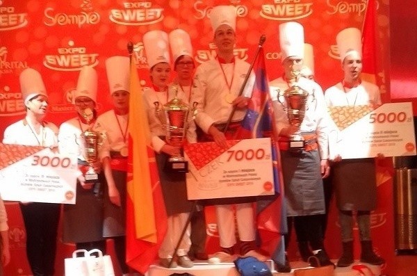 Uczniowie szczecińskiego "Gastronomika" Mistrzami Polski w cukiernictwie