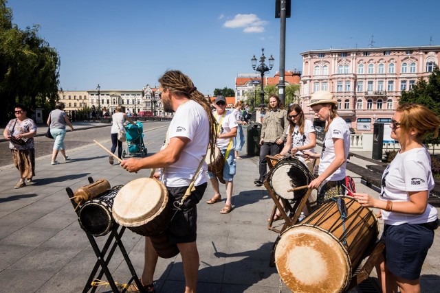 Już są! Na ulicach miasta spotkać można „lotne brygady perkusyjne”, grające na różnych instrumentach w różnych punktach w centrum Bydgoszczy