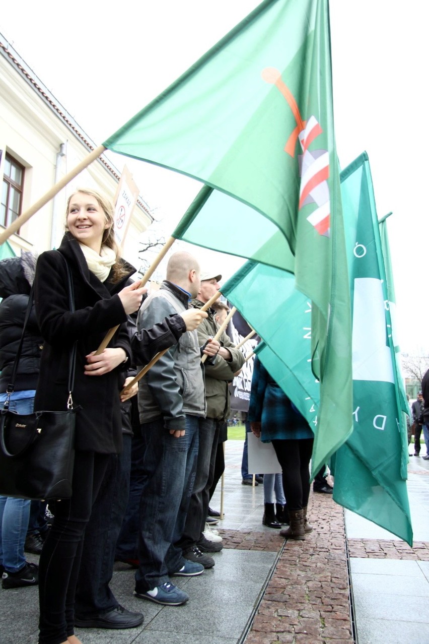 Pod Centrum Kultury, mimo deszczu, zebrało się ok. 60 osób