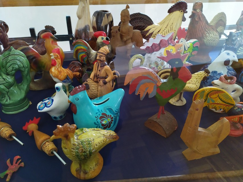 Kolorowe figurki i rzeźby kogutów są wykonane z drewna,...